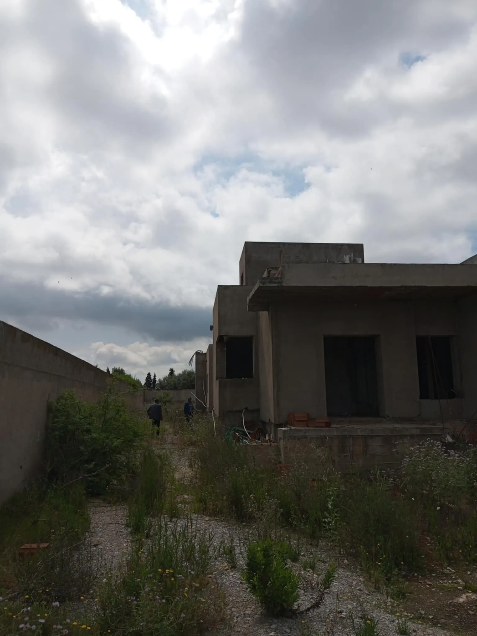 un terrain a vendre situé a morneg