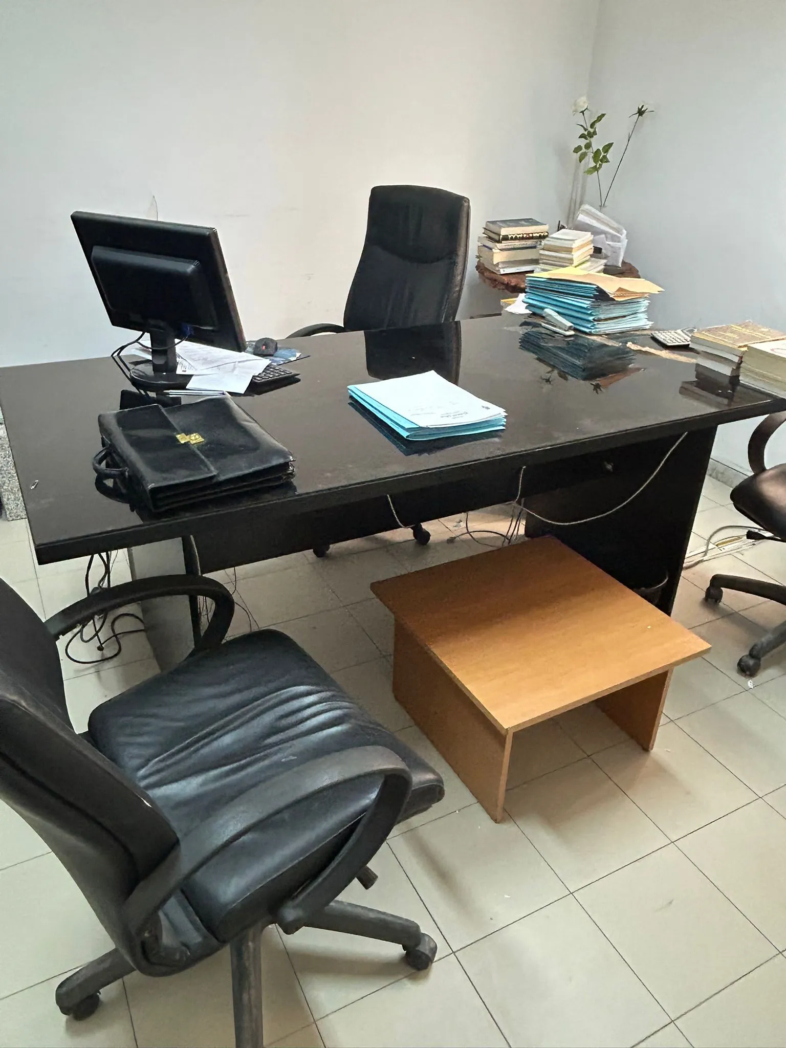 Des Tables de Bureaux, Armoires et Chaisses bureautiques