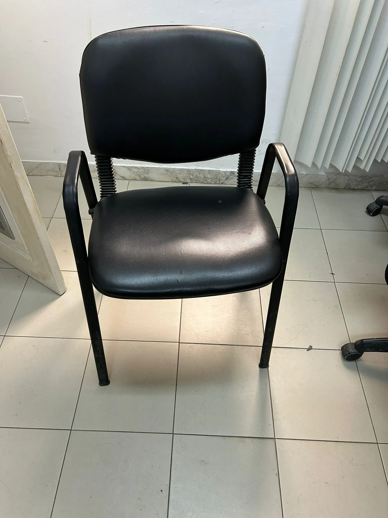 Des Tables de Bureaux, Armoires et Chaisses bureautiques