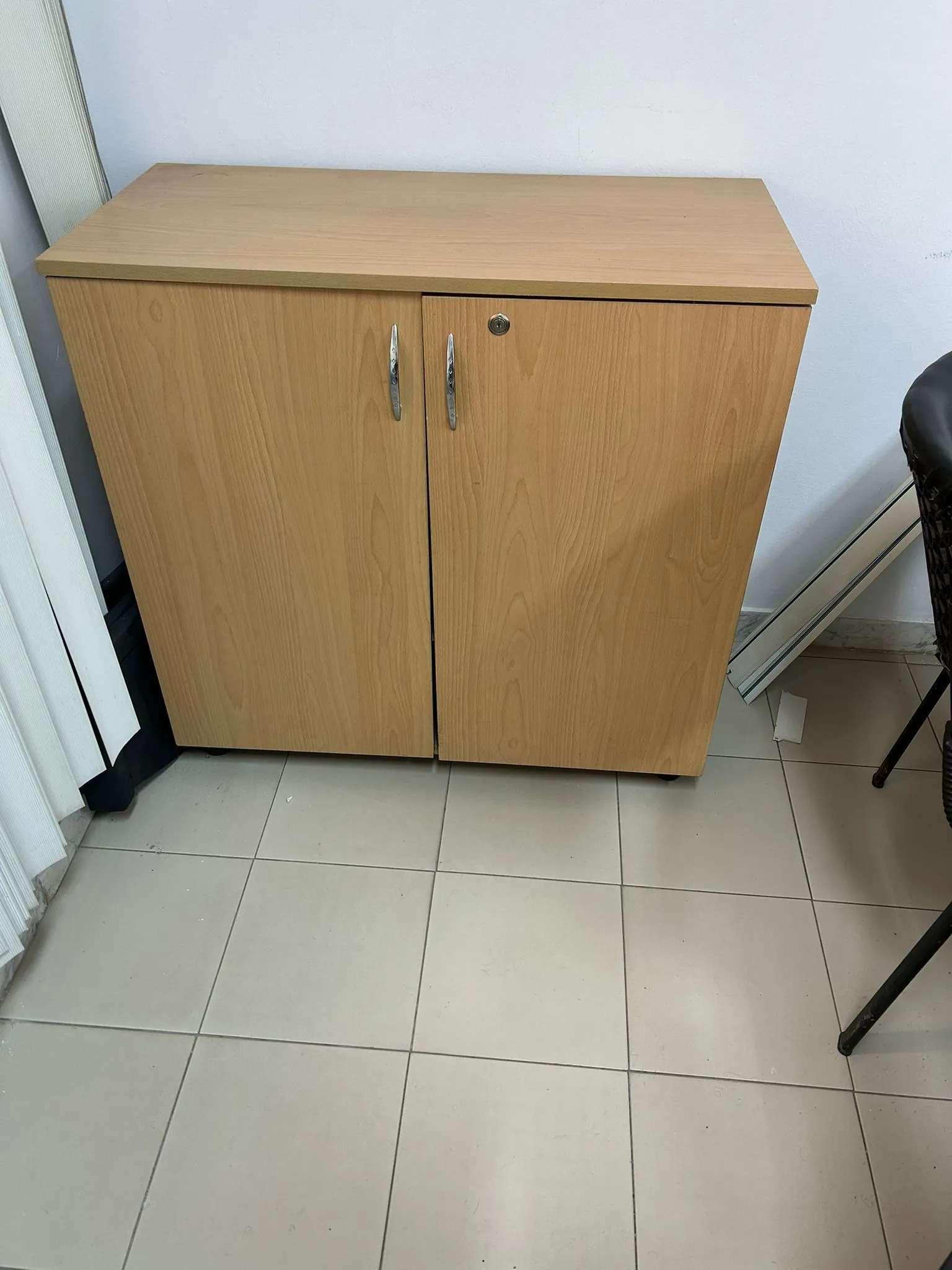 Des Tables de Bureaux, Armoires et Chaisses bureautiques