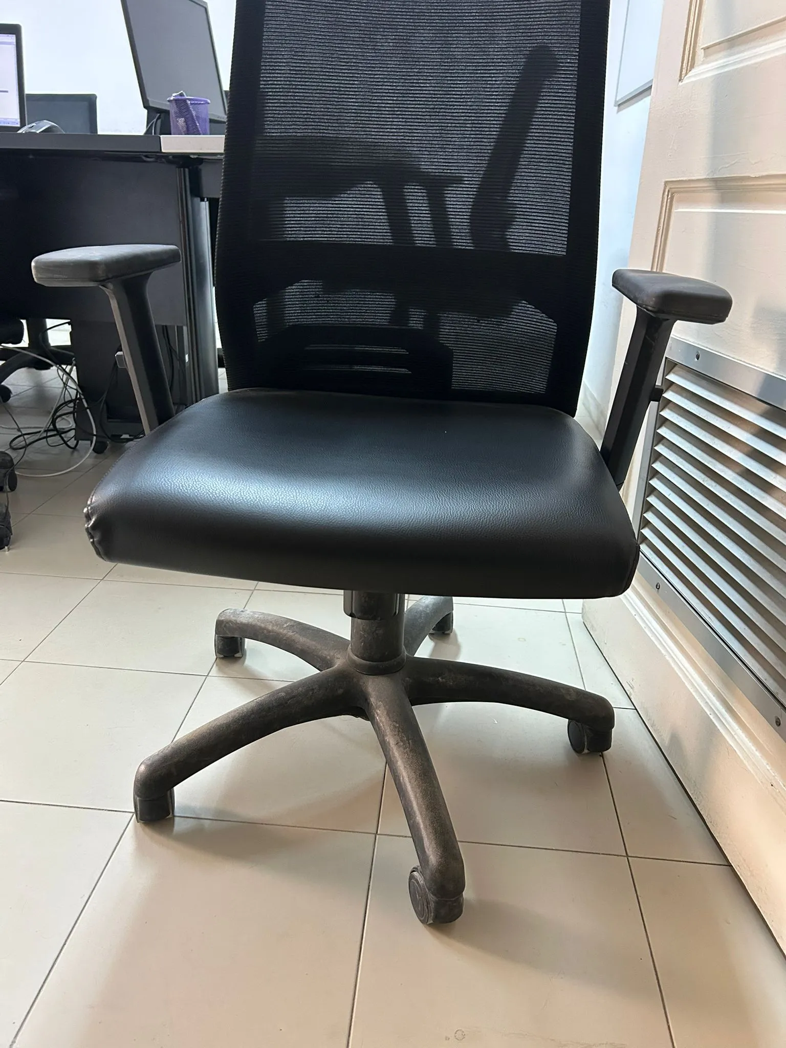 Des Tables de Bureaux, Armoires et Chaisses bureautiques