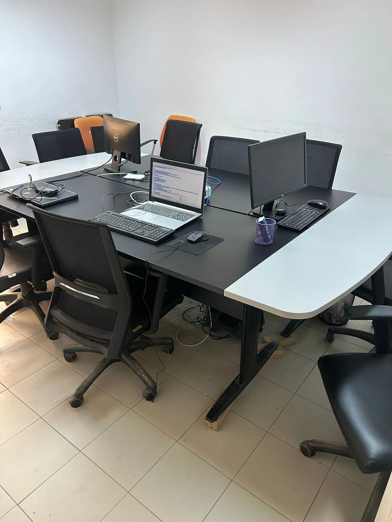 Des Tables de Bureaux, Armoires et Chaisses bureautiques