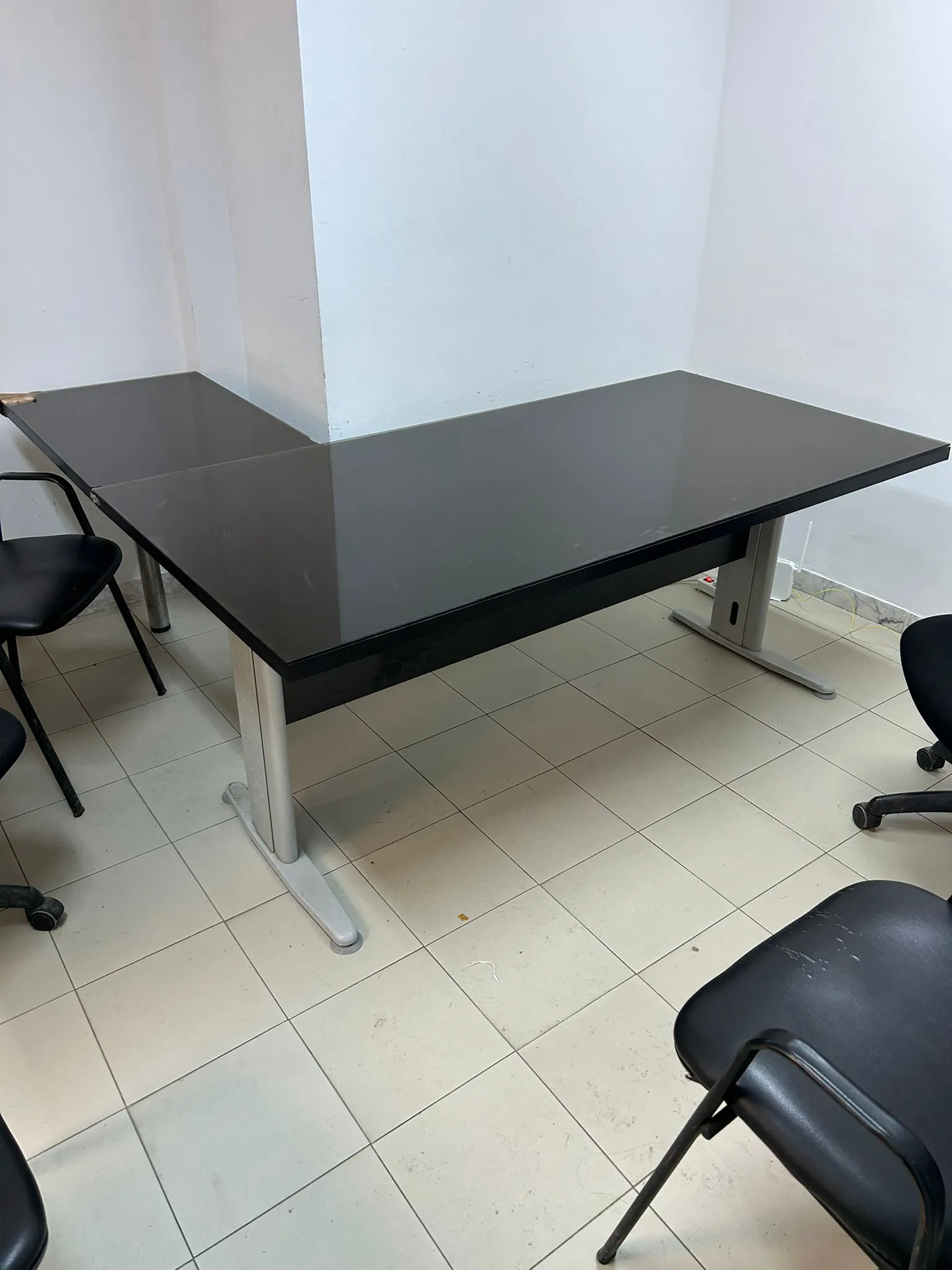 Des Tables de Bureaux, Armoires et Chaisses bureautiques