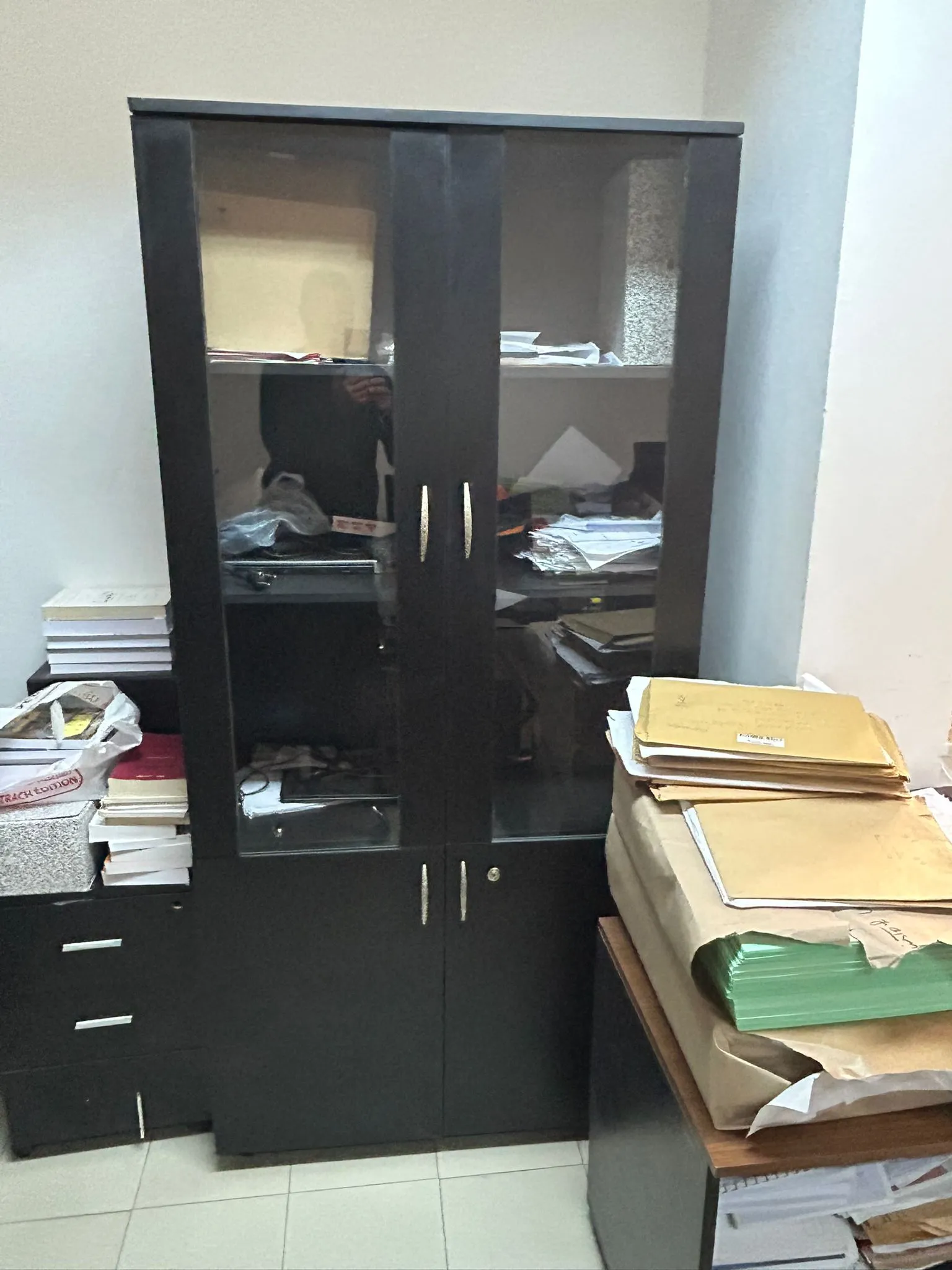 Des Tables de Bureaux, Armoires et Chaisses bureautiques