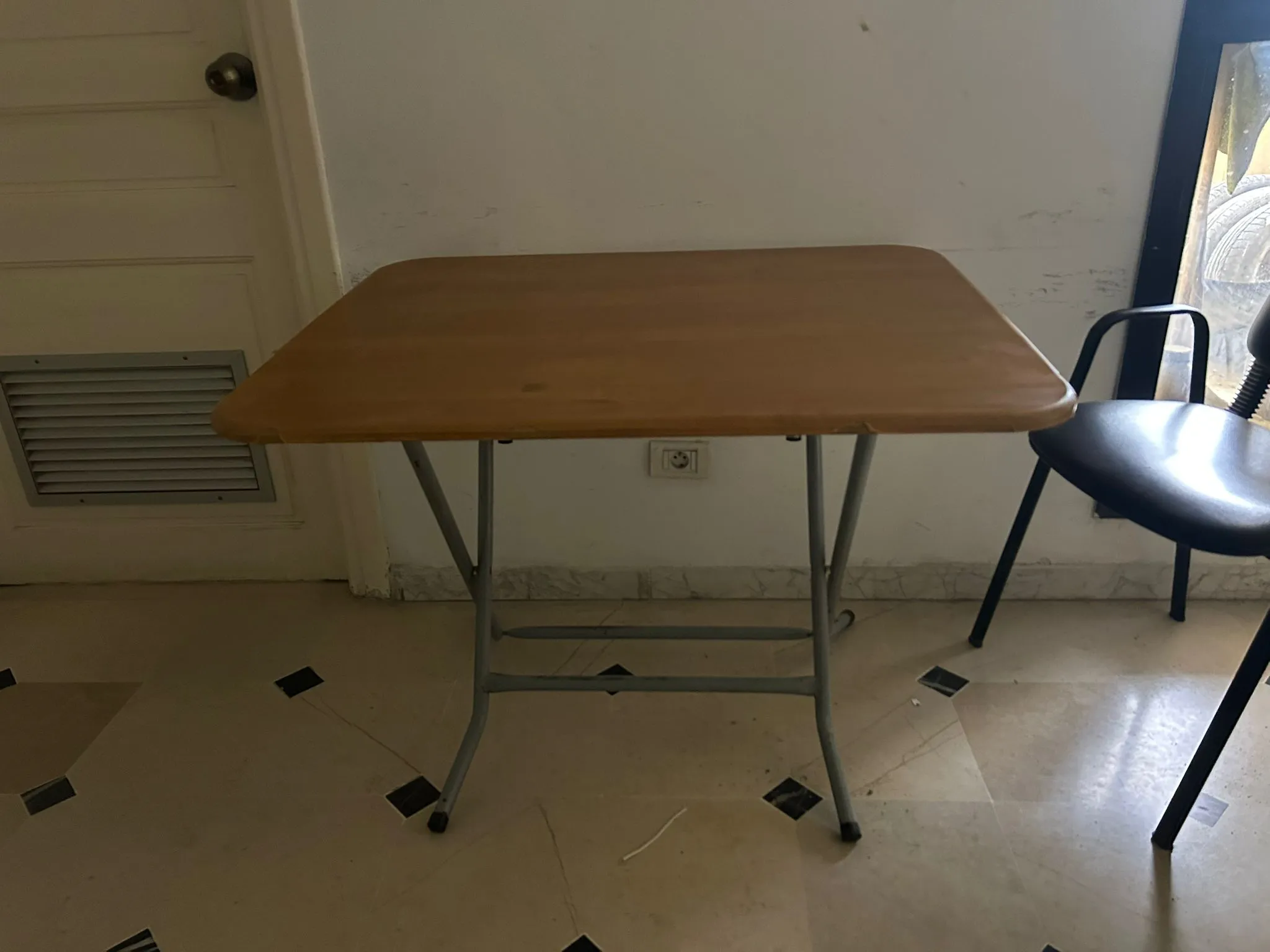 Des Tables de Bureaux, Armoires et Chaisses bureautiques