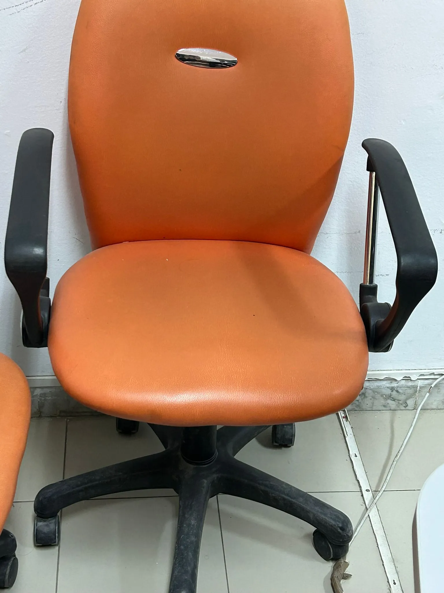 Des Tables de Bureaux, Armoires et Chaisses bureautiques