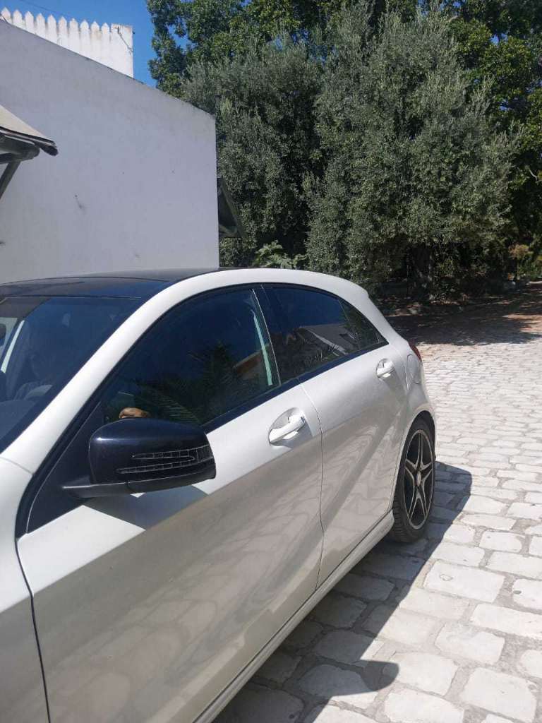 Voiture propre à vendre en bon état