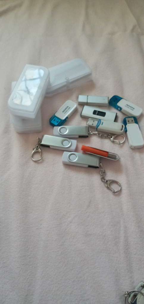 A vendre 10 flash usb 32g 16g 8g