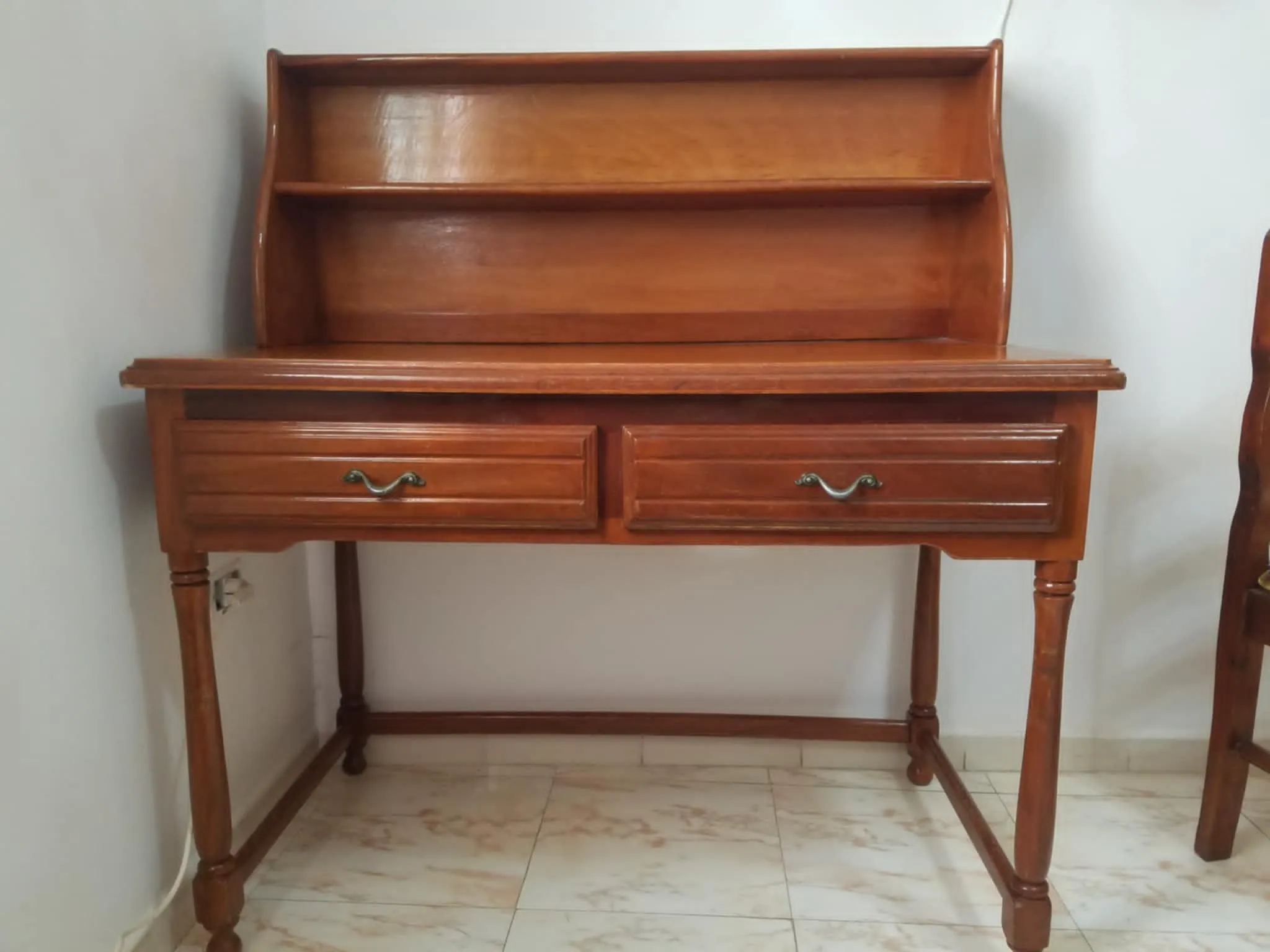 Bureau ancien en bois rouge