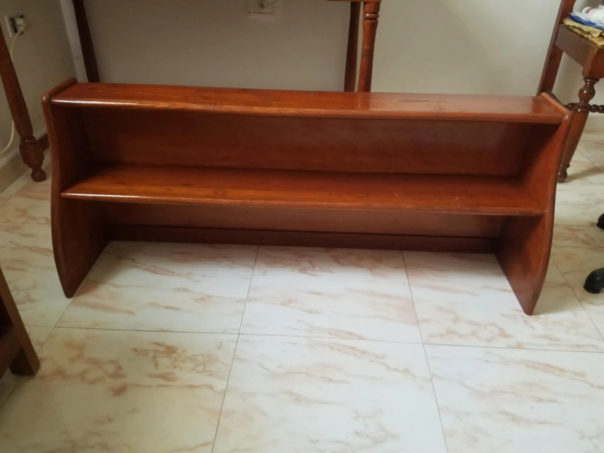 Bureau ancien en bois rouge