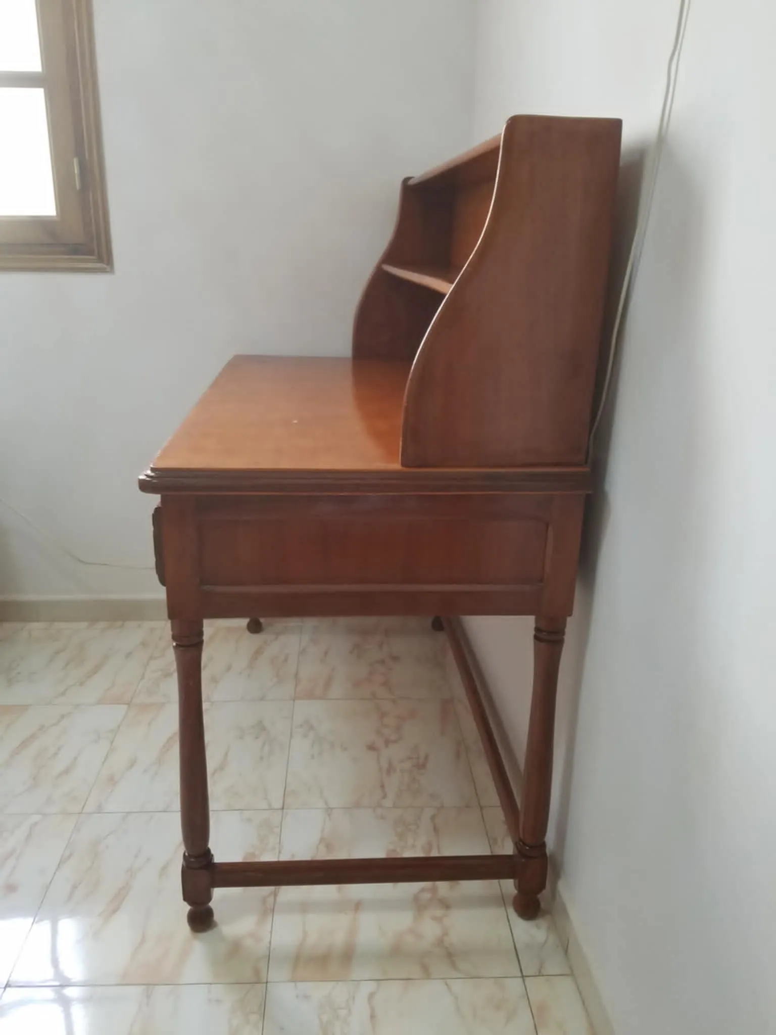 Bureau ancien en bois rouge