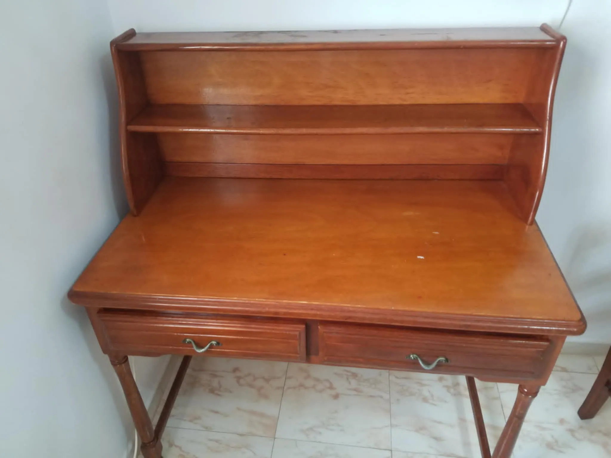 Bureau ancien en bois rouge