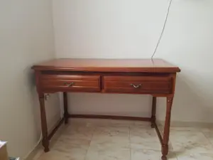 Bureau ancien en bois rouge