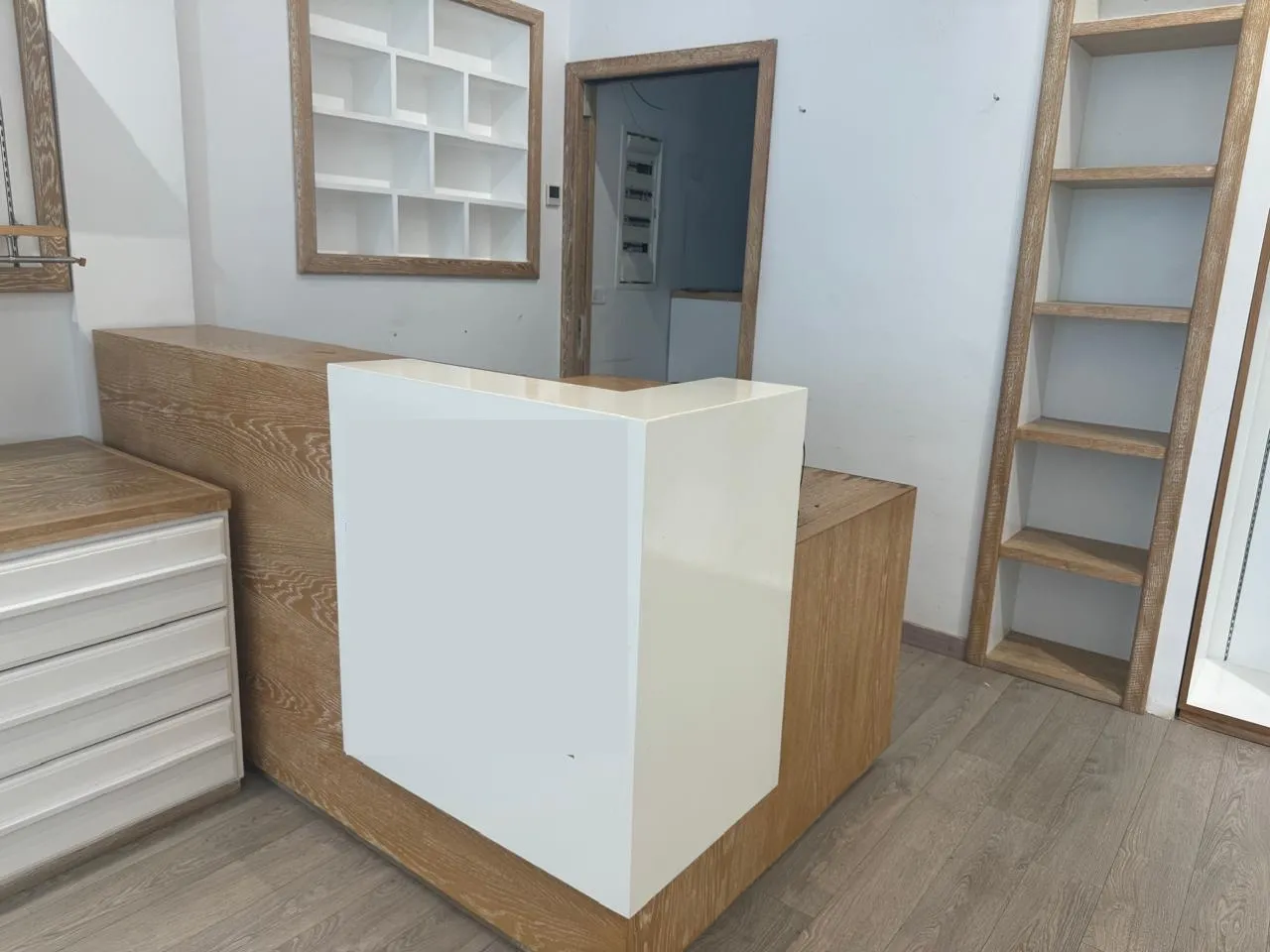 Meubles et luminaire de boutique neuf idéal 80m2