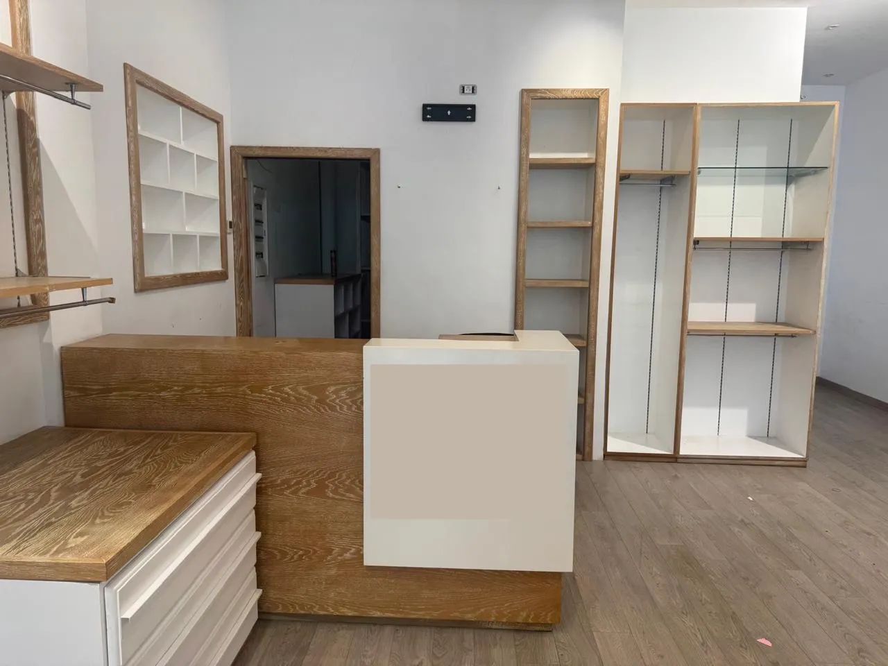 Meubles et luminaire de boutique neuf idéal 80m2