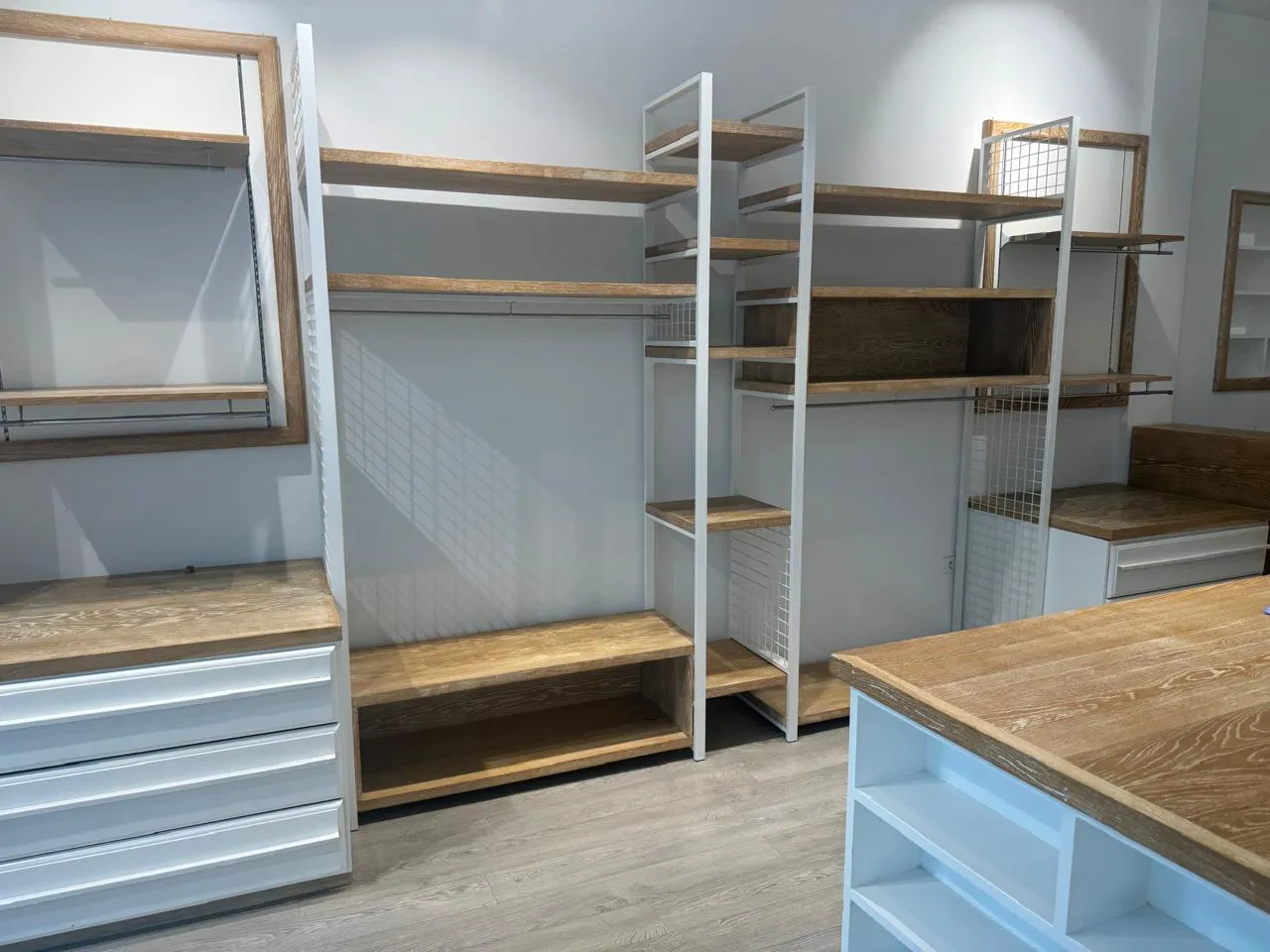 Meubles et luminaire de boutique neuf idéal 80m2