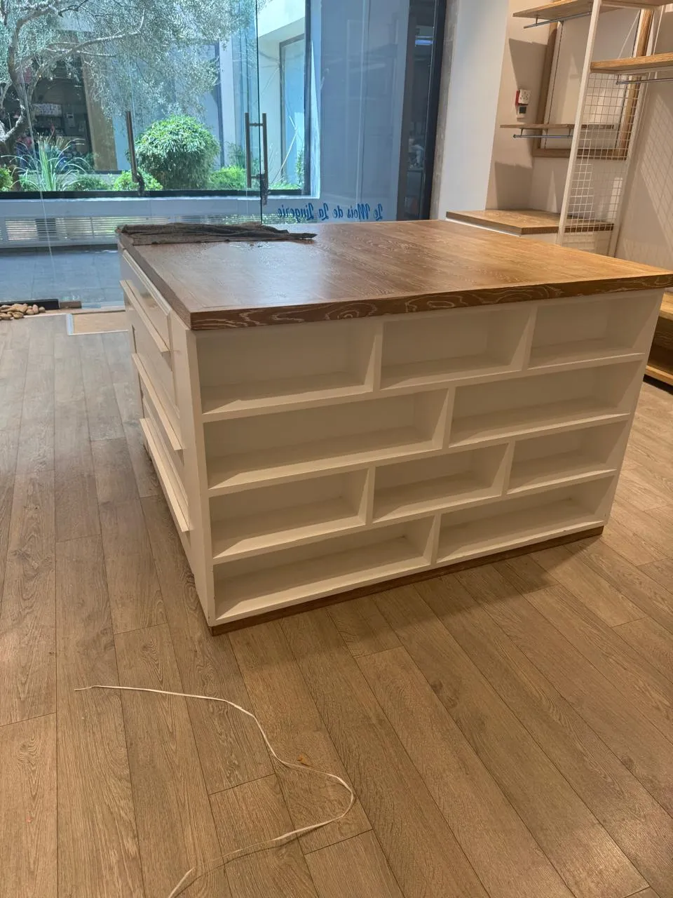 Meubles et luminaire de boutique neuf idéal 80m2