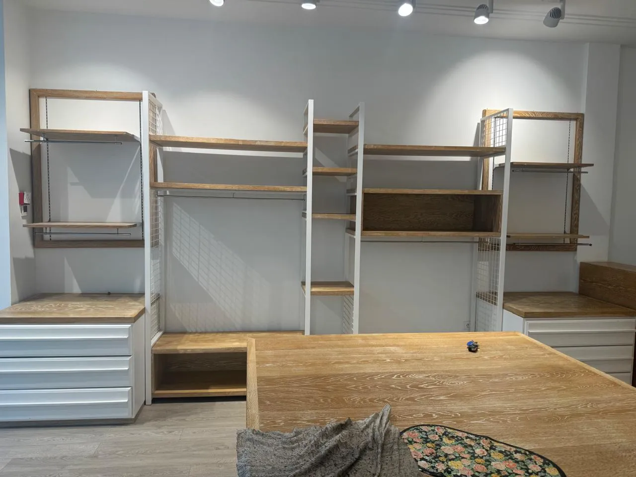 Meubles et luminaire de boutique neuf idéal 80m2