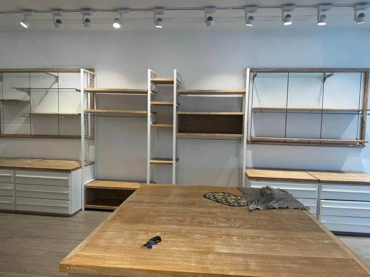 Meubles et luminaire de boutique neuf idéal 80m2