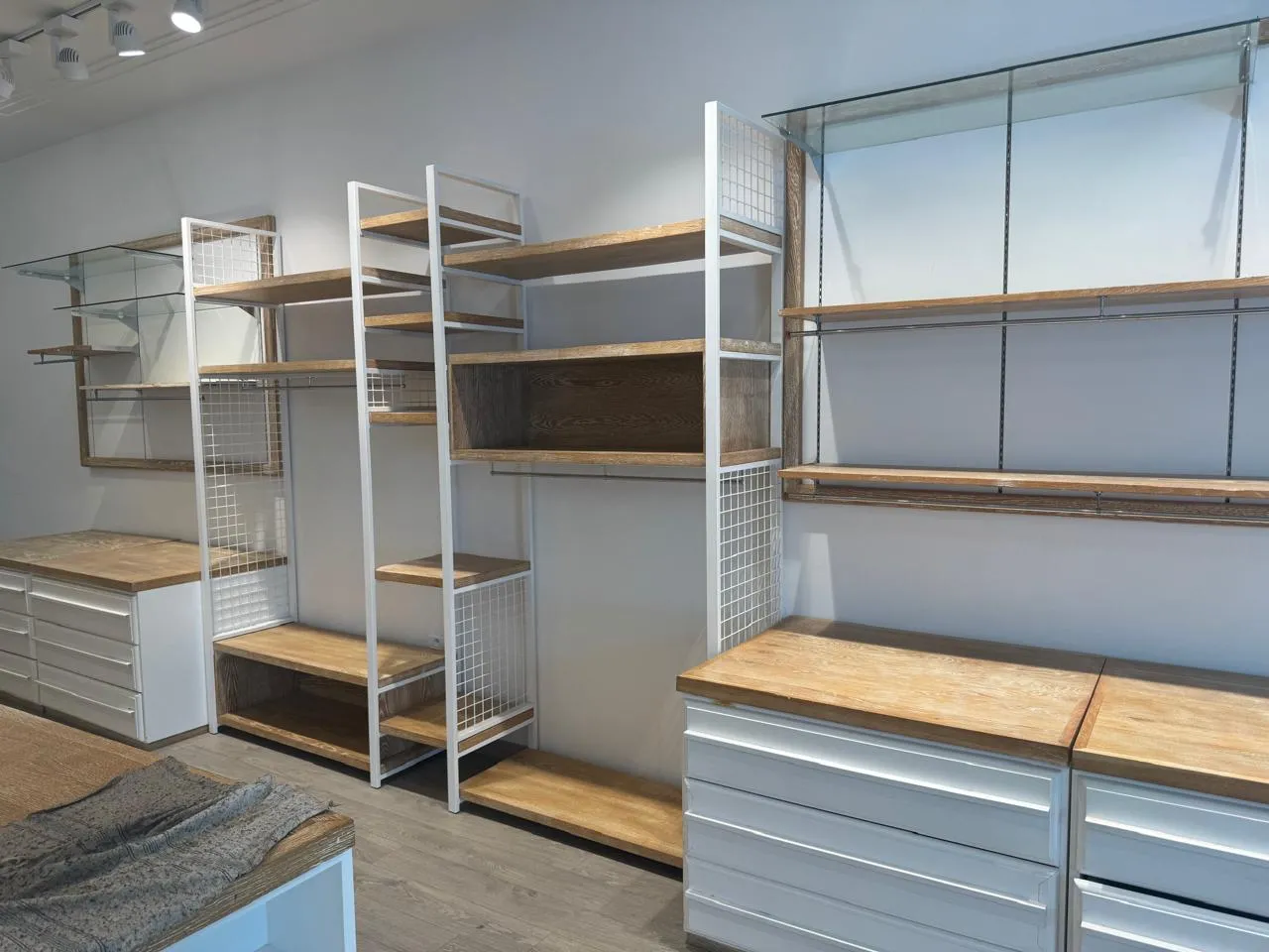 Meubles et luminaire de boutique neuf idéal 80m2