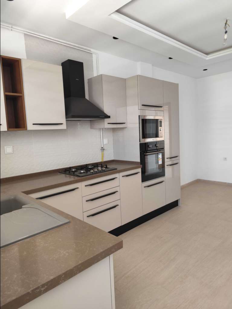 A vendre Appartement S+3 haut standing à Mégrine 170M²