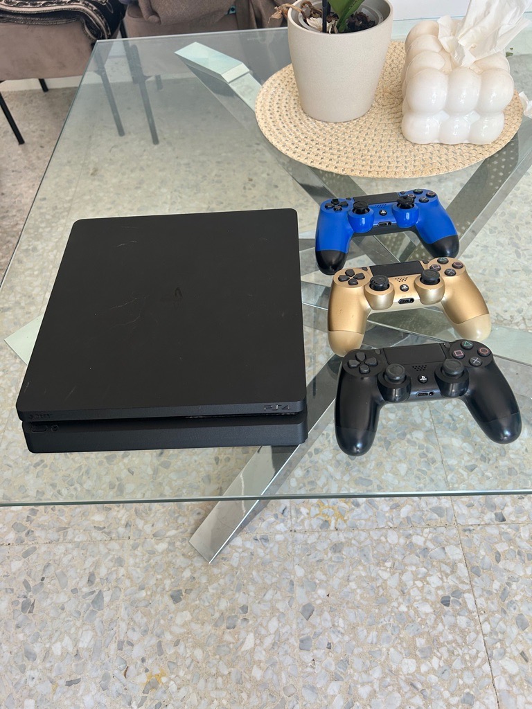 PS4, slim avec trois manettes et un jeu fc24