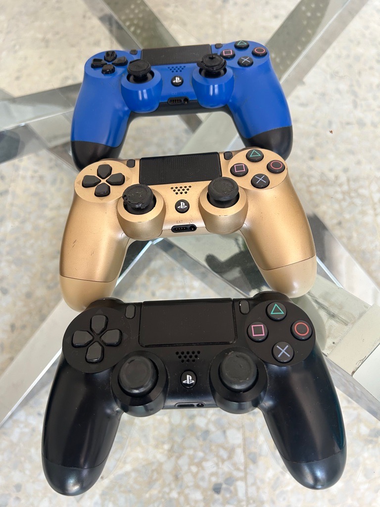 PS4, slim avec trois manettes et un jeu fc24