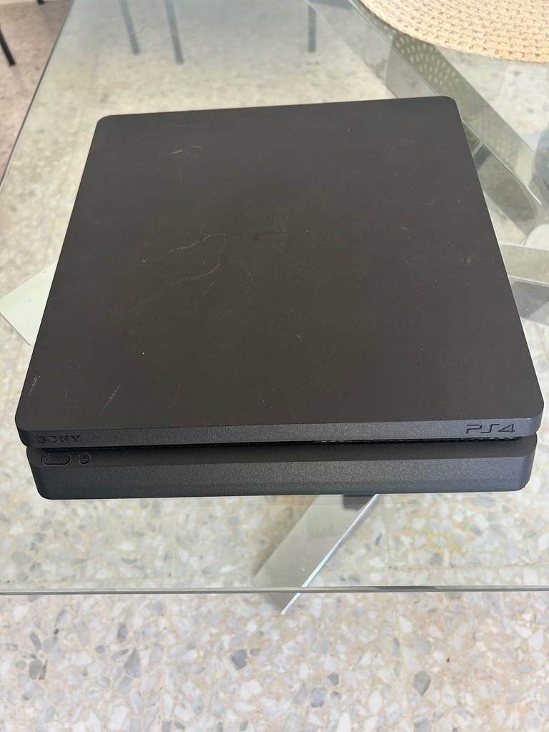 PS4, slim avec trois manettes et un jeu fc24