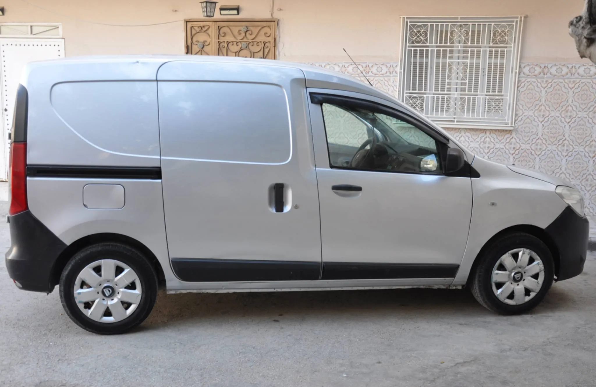 DACIA DOKKER VAN LUX  2 Places Commerciales Tél 92.951.221