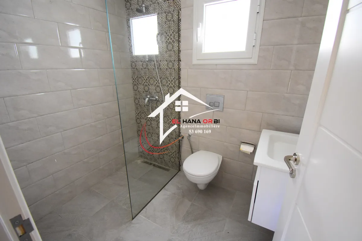 Pour location scolaire, appartement S+2 neuf avec parking sous-sol