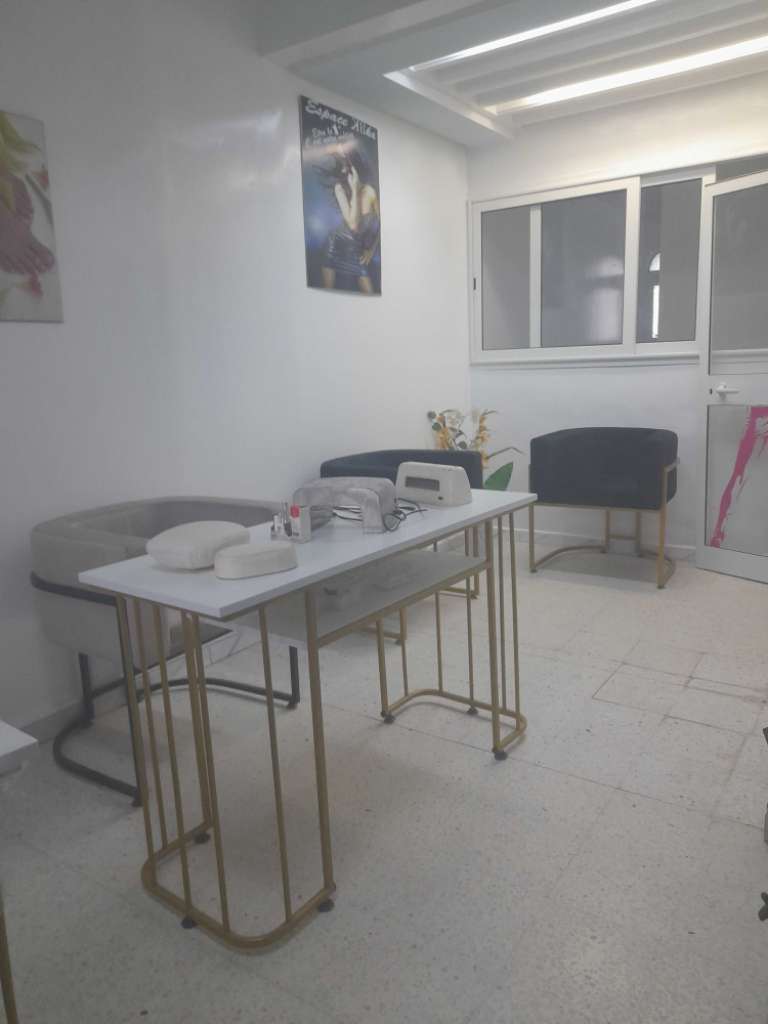 Location coin onglerie avec matériels 