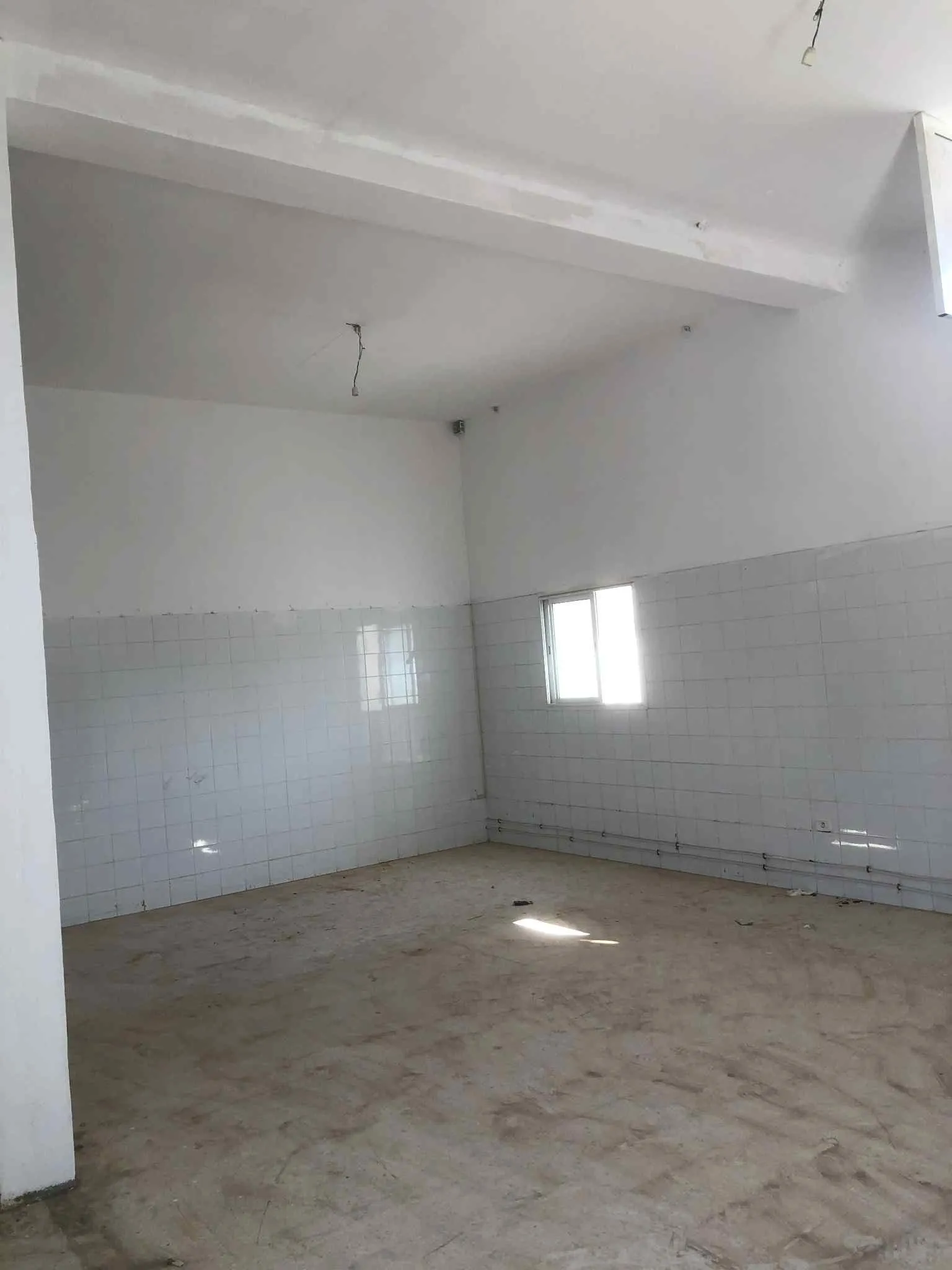 Dépôt à louer – 250m² carrelé avec sanitaires – Sidi Fraj