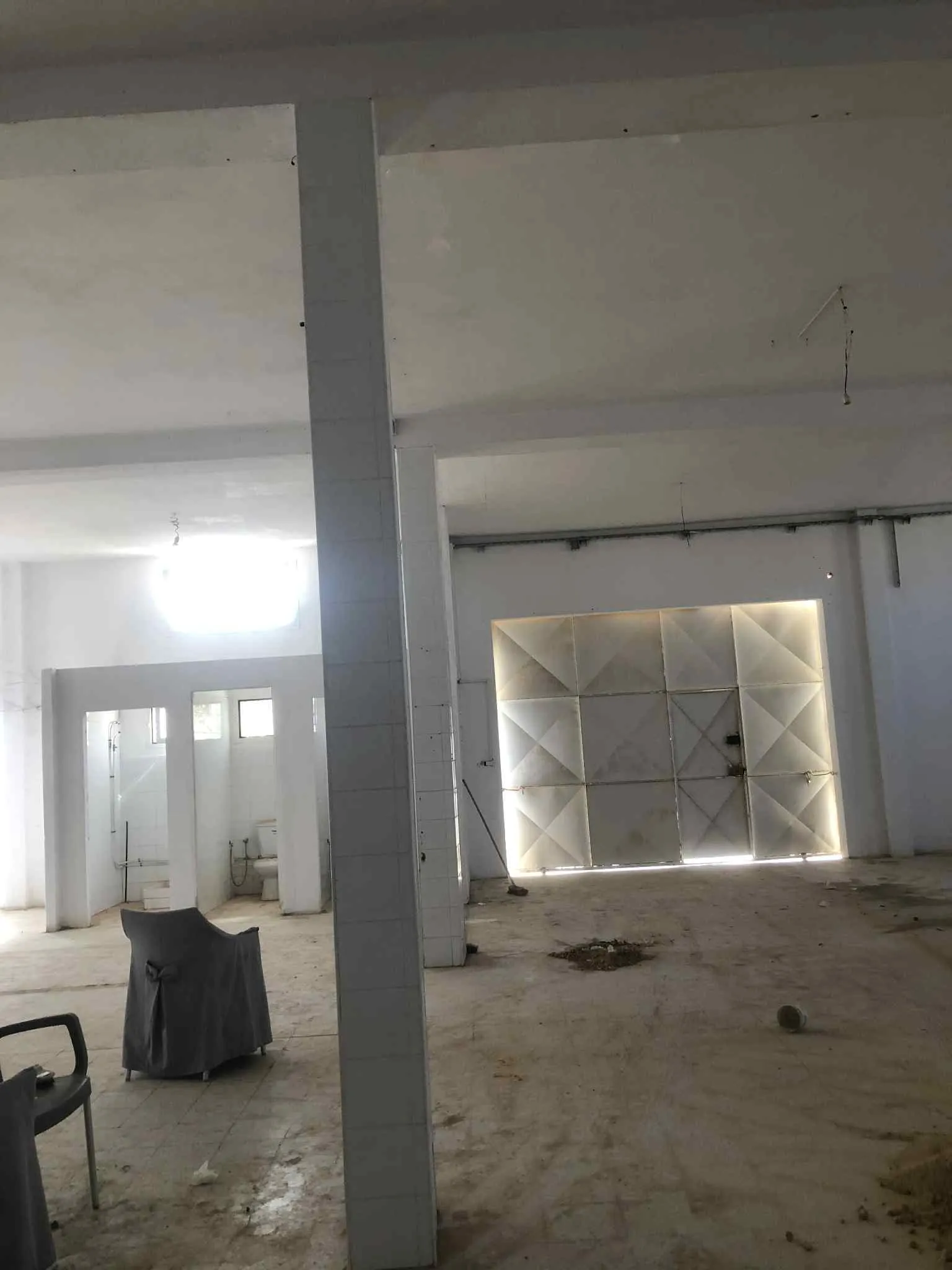 Dépôt à louer – 250m² carrelé avec sanitaires – Sidi Fraj