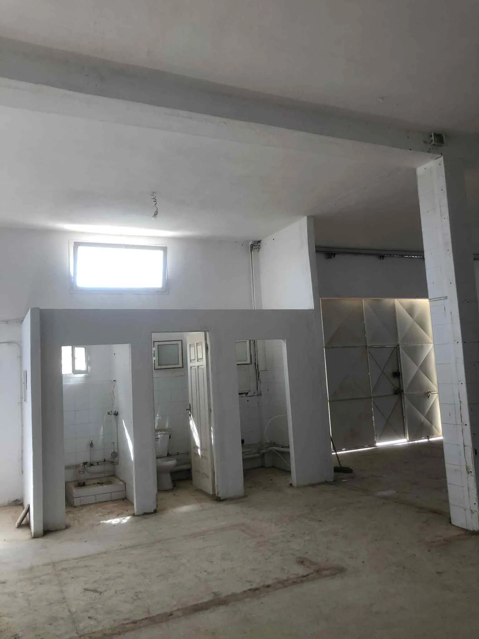 Dépôt à louer – 250m² carrelé avec sanitaires – Sidi Fraj