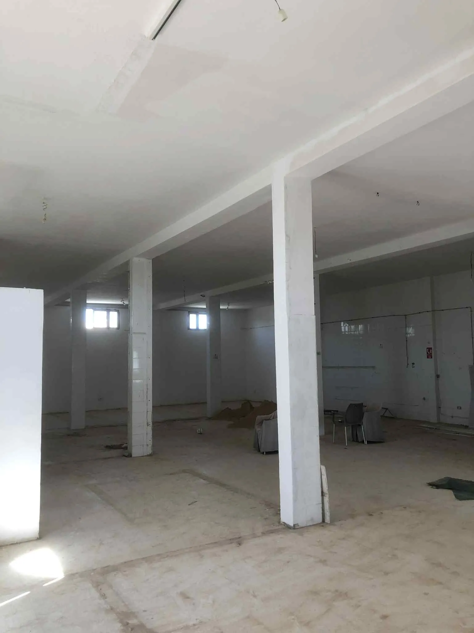 Dépôt à louer – 250m² carrelé avec sanitaires – Sidi Fraj