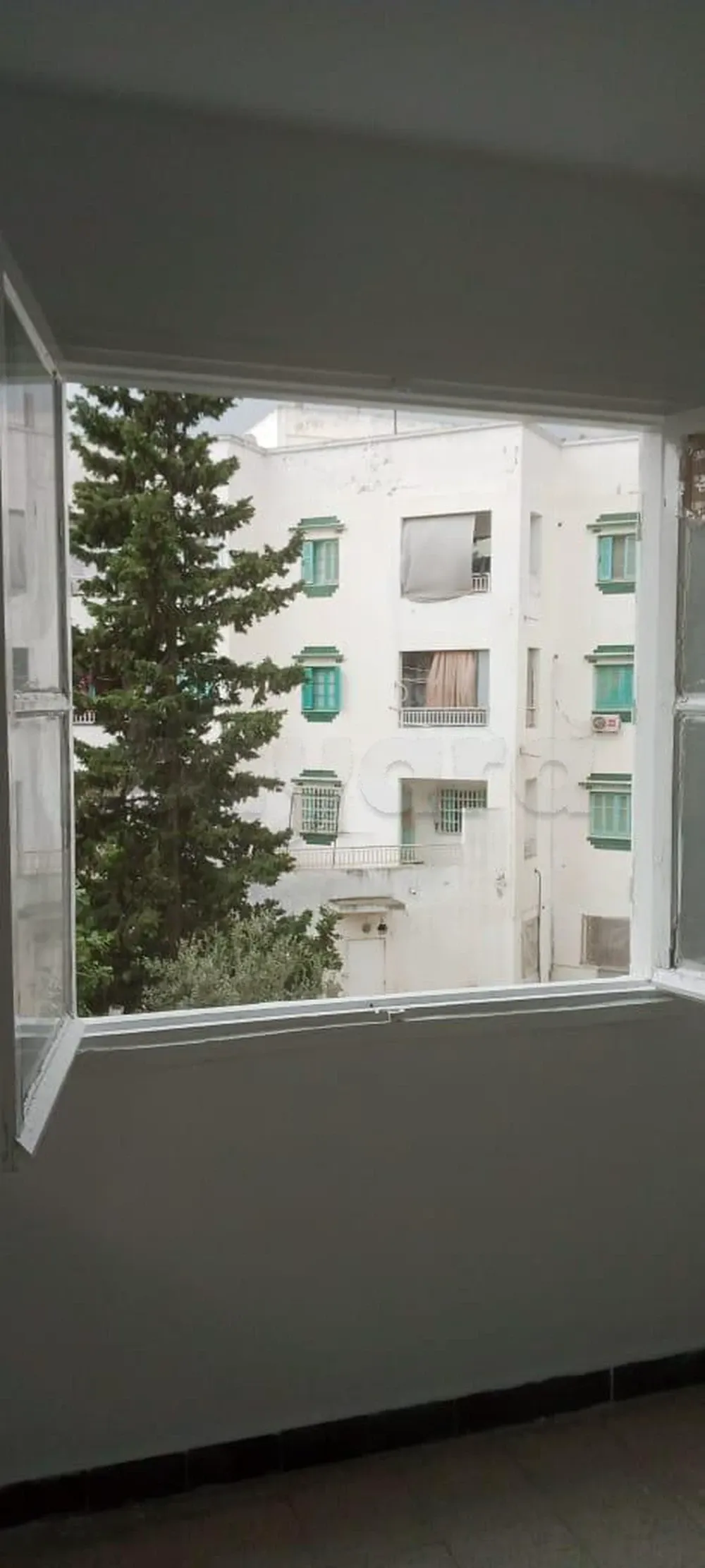 un appartement s+2 au 2éme étage a louer situé a cité khadhra en face clinique ibn zohr