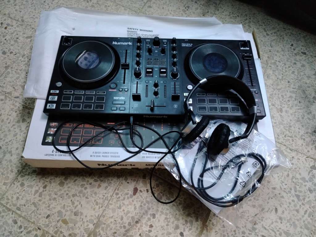 Console De Mixage Numark Platnuim Fx Avec Casque Numark Hf125