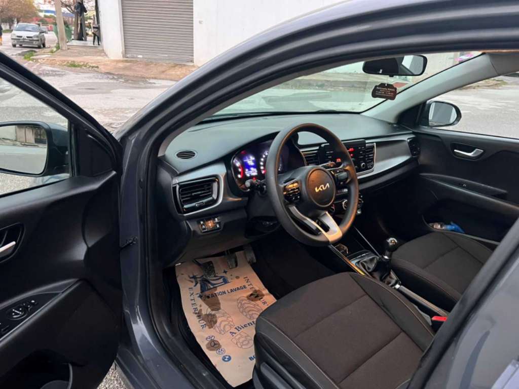 KIA RIO COUPEE PREMIÈRE MAIN 