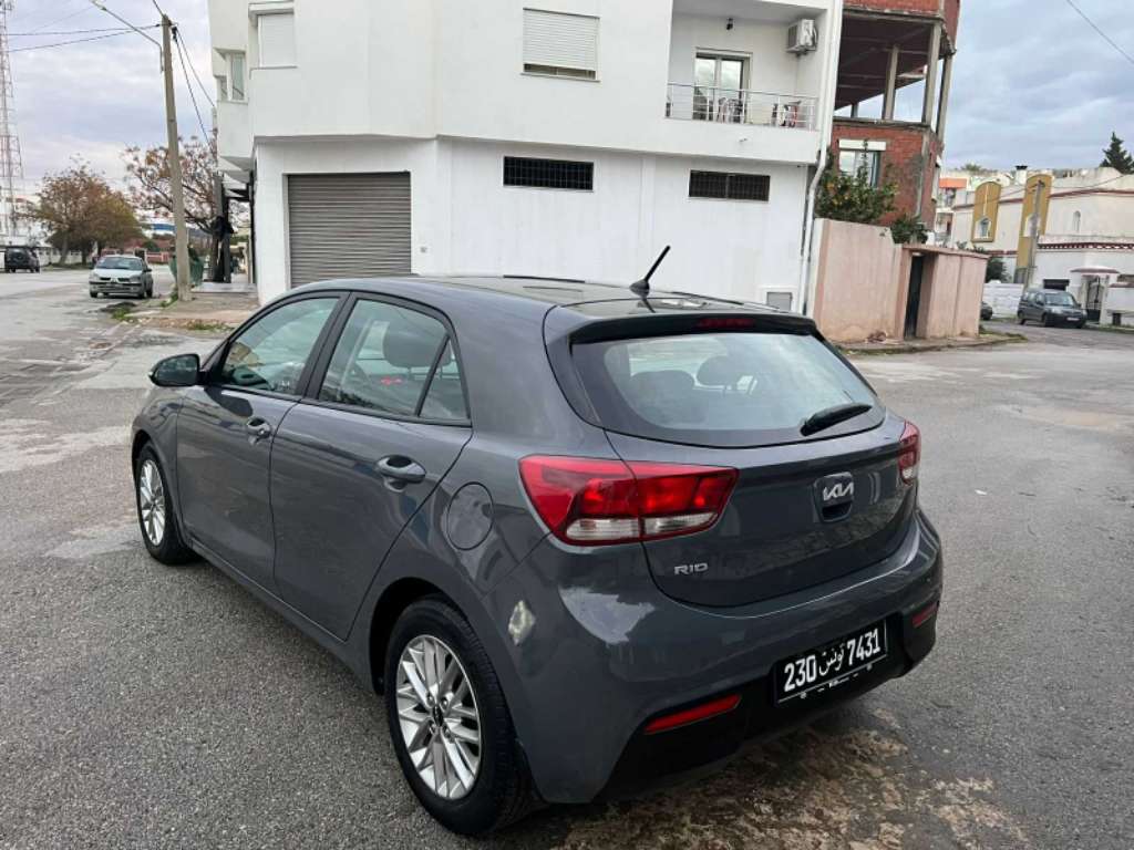 KIA RIO COUPEE PREMIÈRE MAIN 