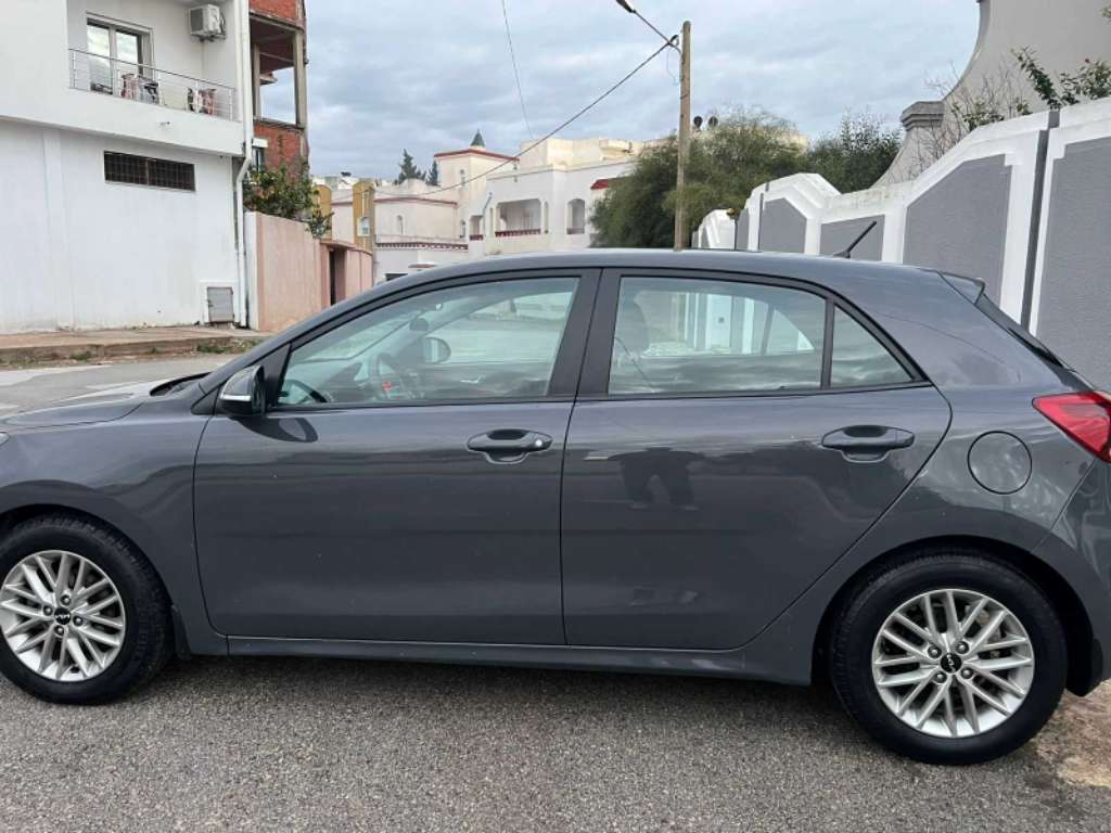 KIA RIO COUPEE PREMIÈRE MAIN 