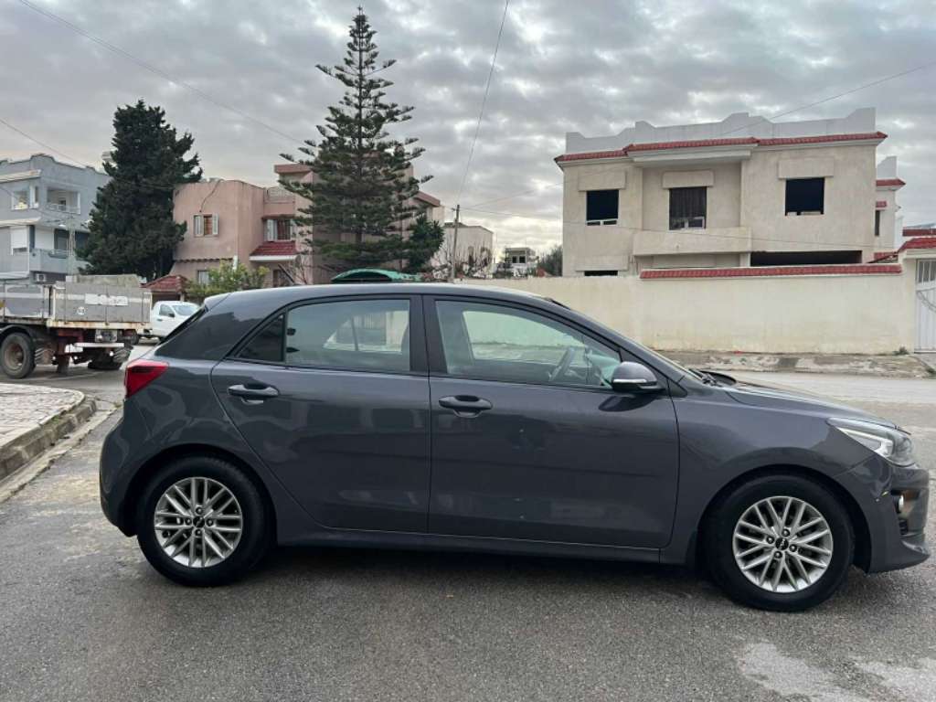 KIA RIO COUPEE PREMIÈRE MAIN 