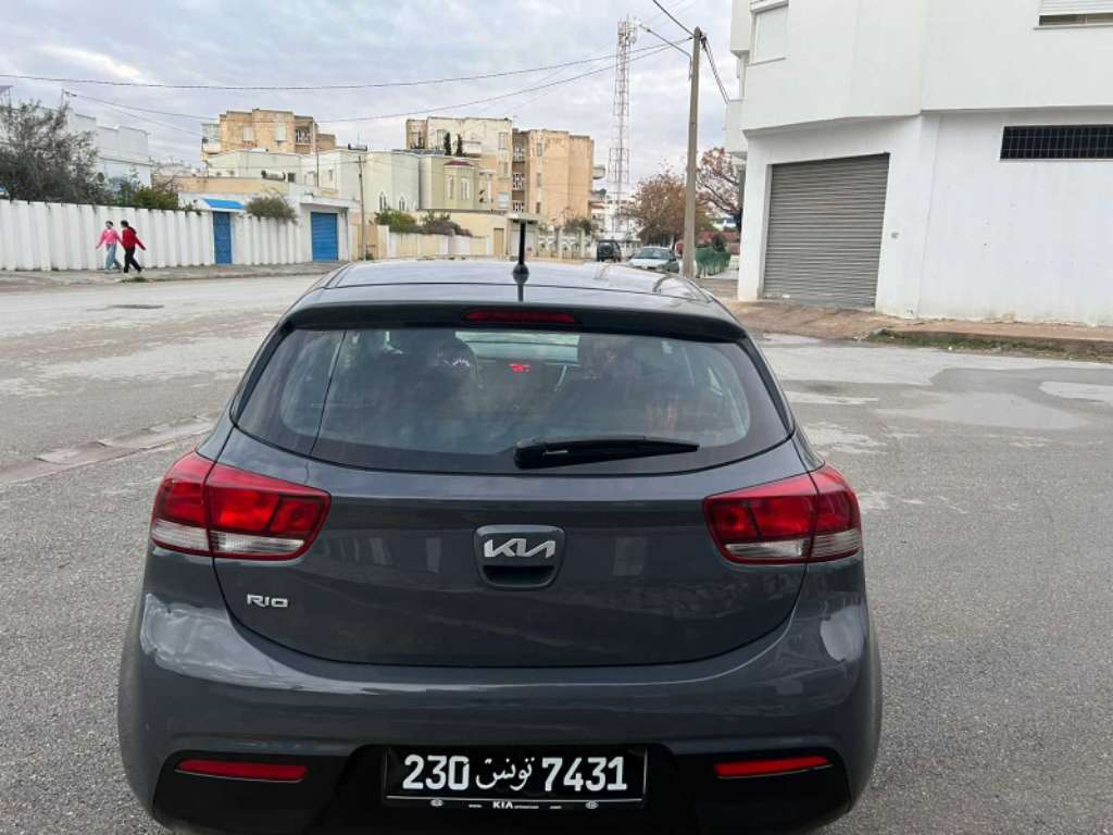 KIA RIO COUPEE PREMIÈRE MAIN 