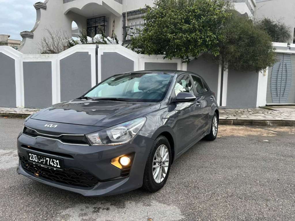 KIA RIO COUPEE PREMIÈRE MAIN 
