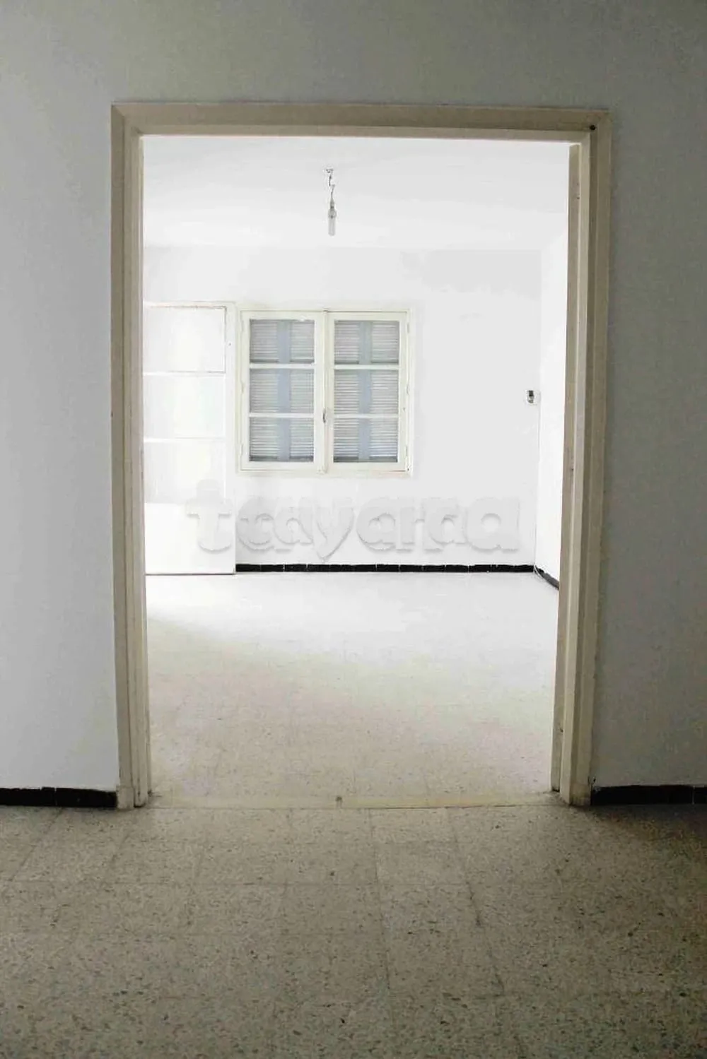 un appartement s+2 vide au 3éme étage( sans ascenseur) a louer situé a Cité khadhra