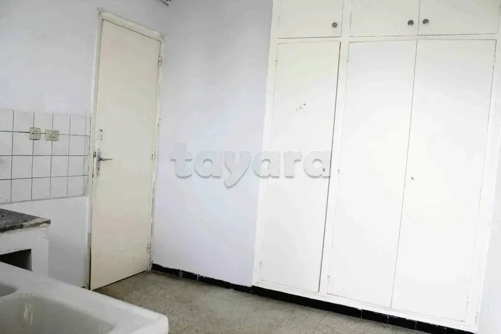 un appartement s+2 vide au 3éme étage( sans ascenseur) a louer situé a Cité khadhra