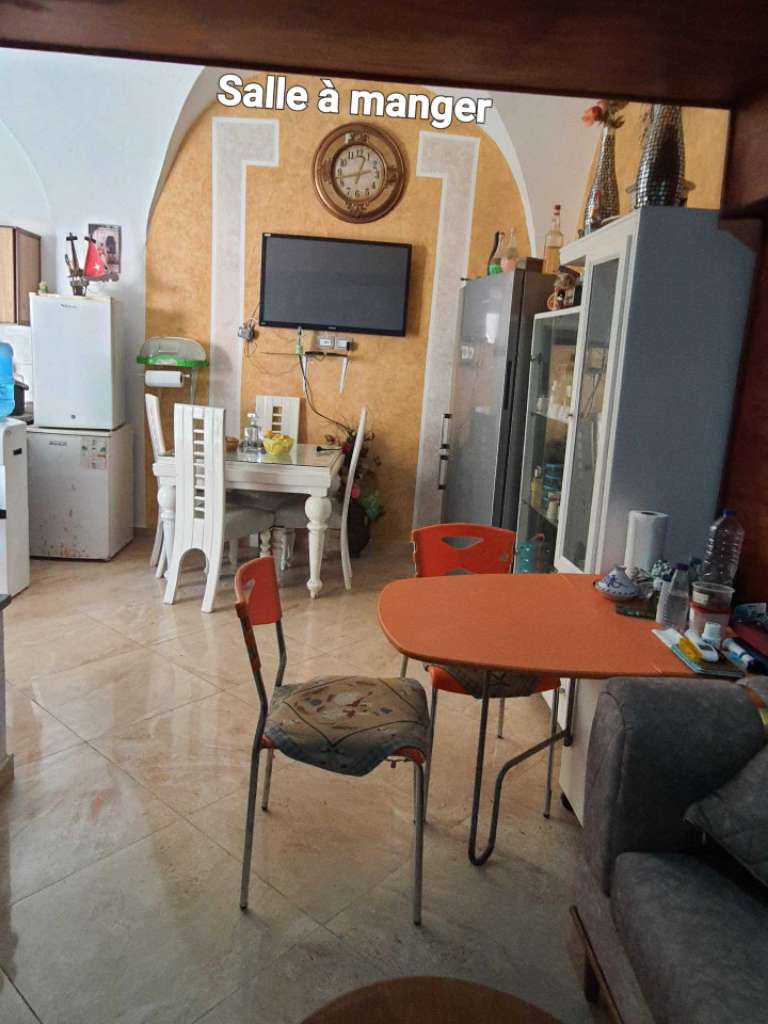 À échanger ou Vendre
Maison au centre-ville de Kélibia, en face
de la mosquée Sidi Boudhaoui.