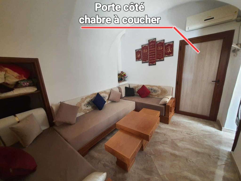 À échanger ou Vendre
Maison au centre-ville de Kélibia, en face
de la mosquée Sidi Boudhaoui.