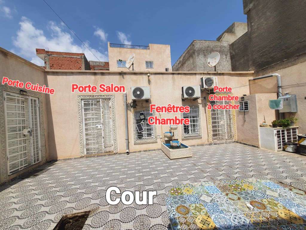À échanger ou Vendre
Maison au centre-ville de Kélibia, en face
de la mosquée Sidi Boudhaoui.