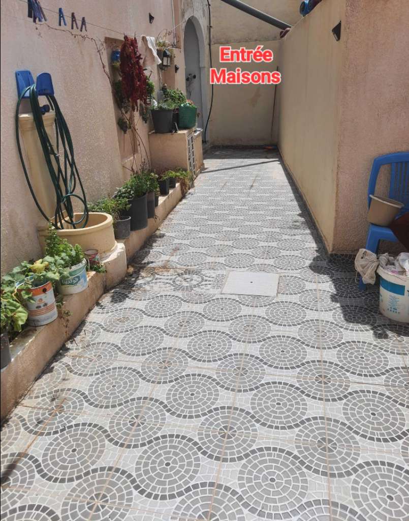 À échanger ou Vendre
Maison au centre-ville de Kélibia, en face
de la mosquée Sidi Boudhaoui.