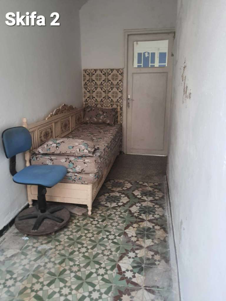 À échanger ou Vendre
Maison au centre-ville de Kélibia, en face
de la mosquée Sidi Boudhaoui.